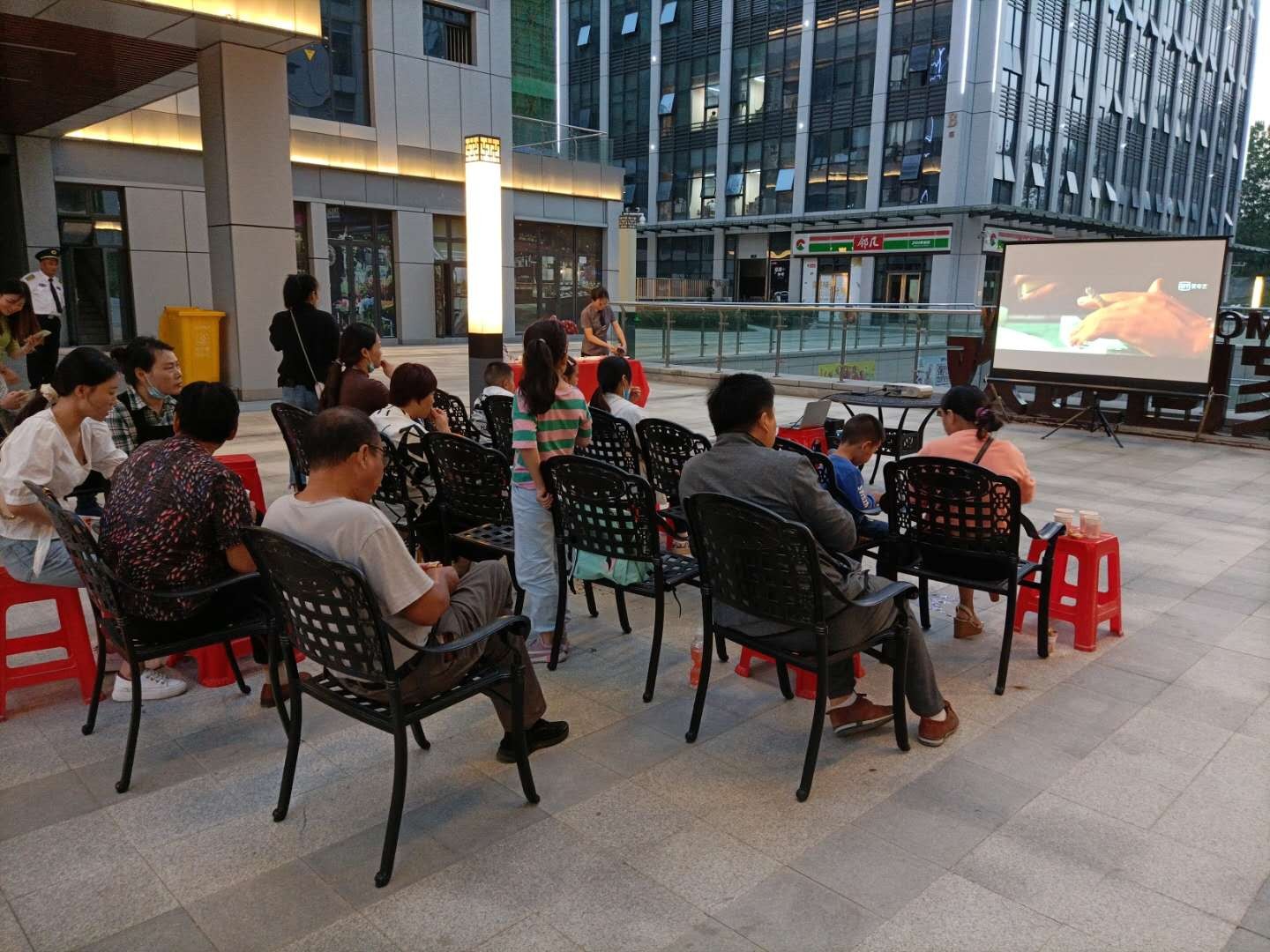 首屆“鼎鑫中心周末電影放影節(jié)” 溫情啟幕！