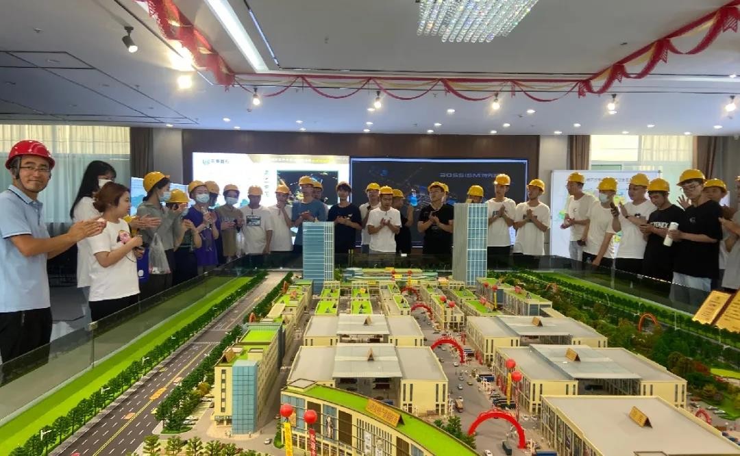 太原理工大學(xué)現(xiàn)代科技學(xué)院師生團(tuán)來孝義農(nóng)產(chǎn)品大市場(chǎng)項(xiàng)目觀摩學(xué)習(xí)